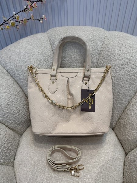 حقيبة مميزة من لوي فيتون إصدار جديد قاعدة حجم 35 سم كواليتي جداً عالية