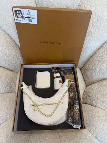 بكج من لوي فيتون مكون من 4 قطع كواليتي جداً عالية <br> <span class='text-color-warm'>سيتوفر قريباً</span>