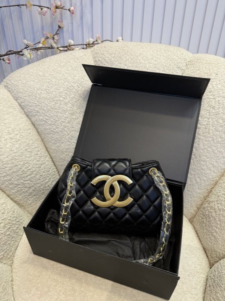 حقيبة من شانيل حجم 25 سم كواليتي جداً عالية <br> <span class='text-color-warm'>سيتوفر قريباً</span>