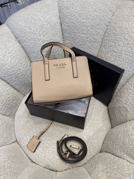 حقيبة من برادا كواليتي جداً عالية شاملة البوكس