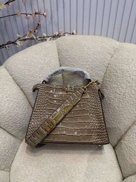 حقيبة من فيندي حجم 33 سم كواليتي جداً عالية