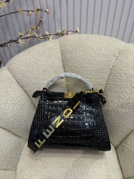 حقيبة من فيندي حجم 33 سم كواليتي جداً عالية <br> <span class='text-color-warm'>سيتوفر قريباً</span>